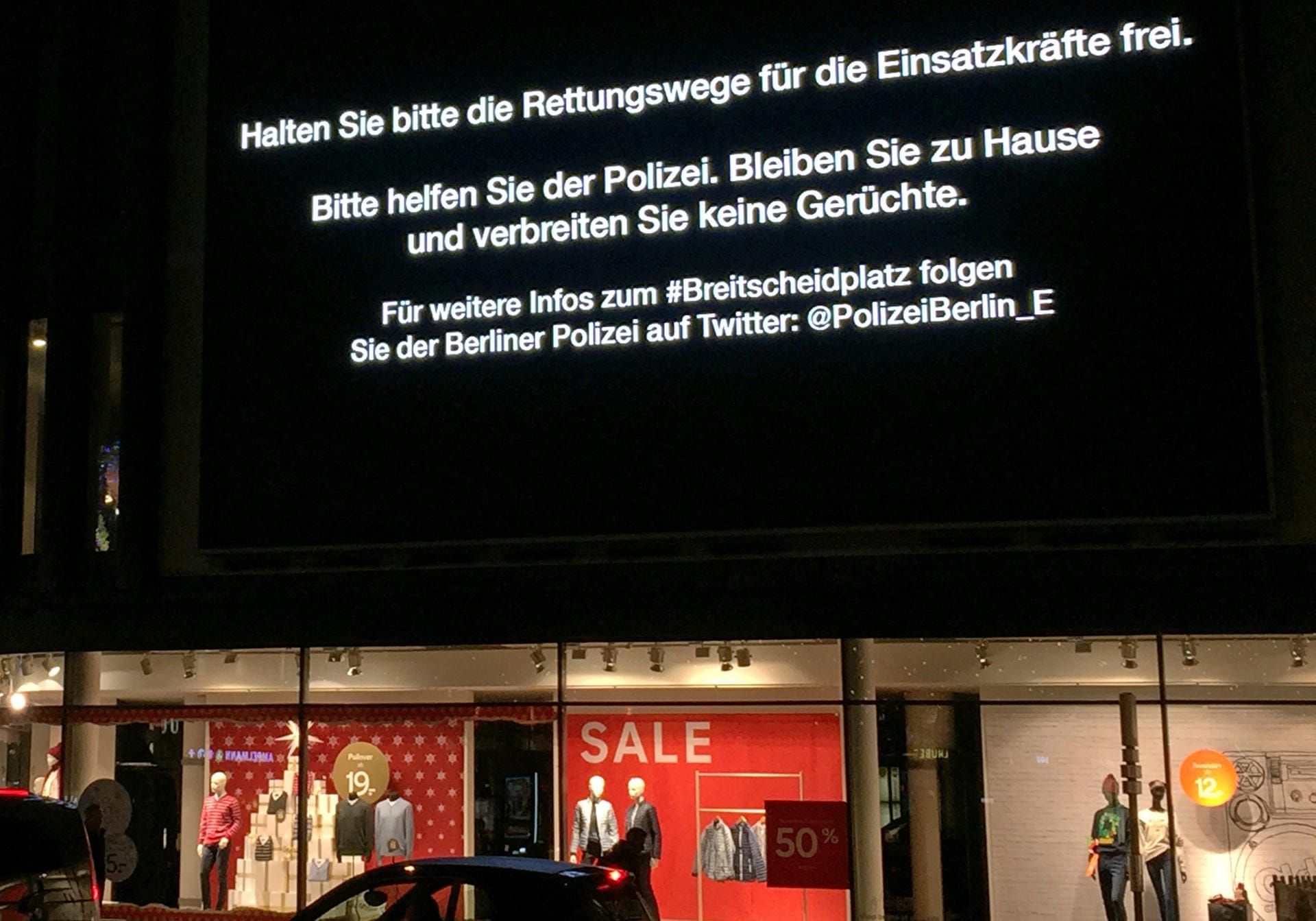 "Halten Sie bitte die Rettungswege für die Einsatzkräfte frei. Bitte helfen Sie der Polizei. Bleiben Sie zu Hause und verbreiten Sie keine Gerüchte" steht an einer Anzeigetafel in der Nähe der Gedächtniskirche in Berlin.