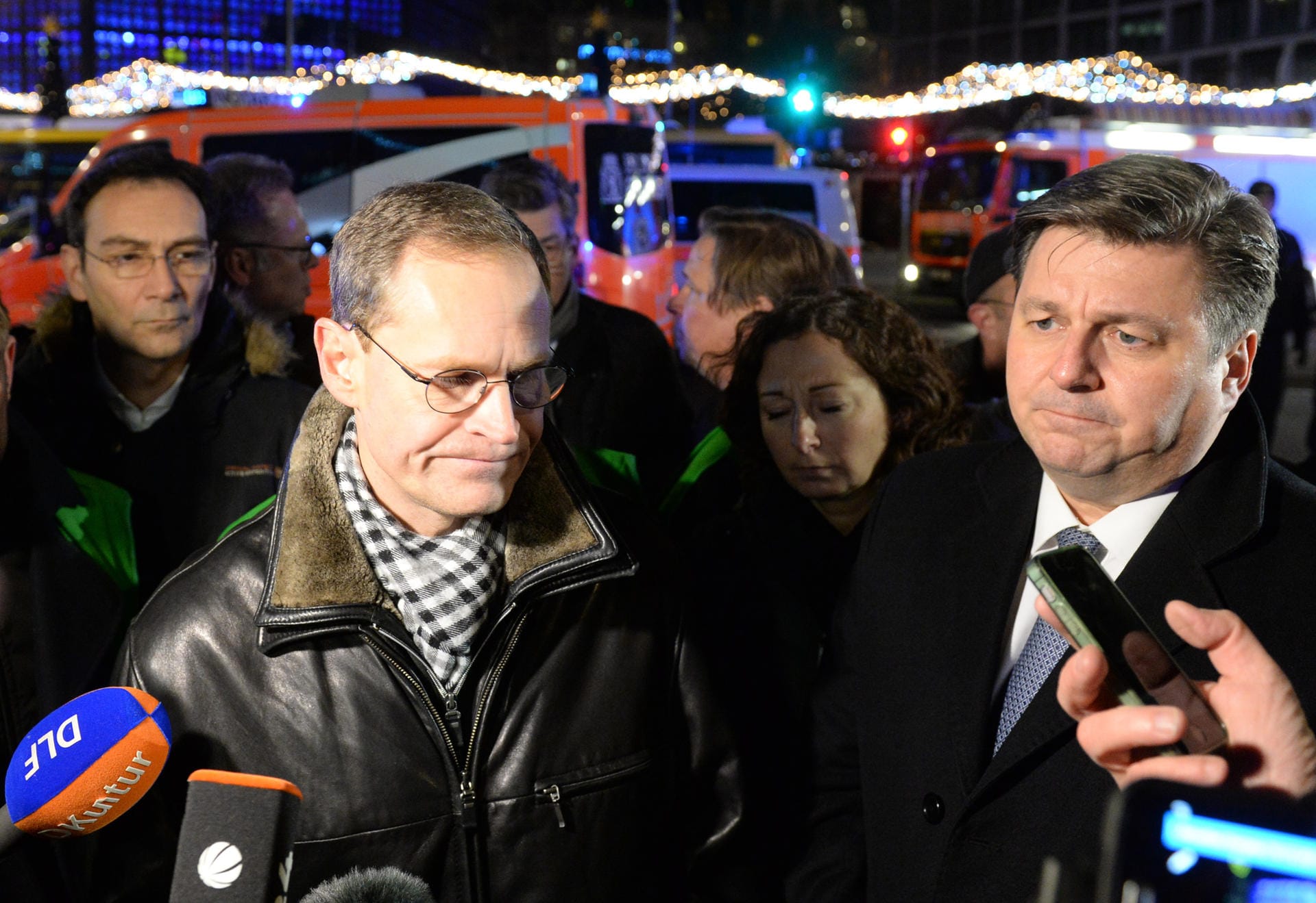 "Was wir hier sehen, ist dramatisch", sagte Berlins Regierender Bürgermeister Michael Müller (SPD) am Abend auf dem Breitscheidplatz. Seine Gedanken seien bei den Familien, die Tote oder Verletzte zu beklagen hätten.