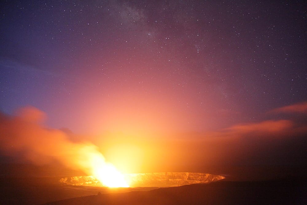 Lavaglühen im Krater des Kilauea Vulkan und der Milchstraße.