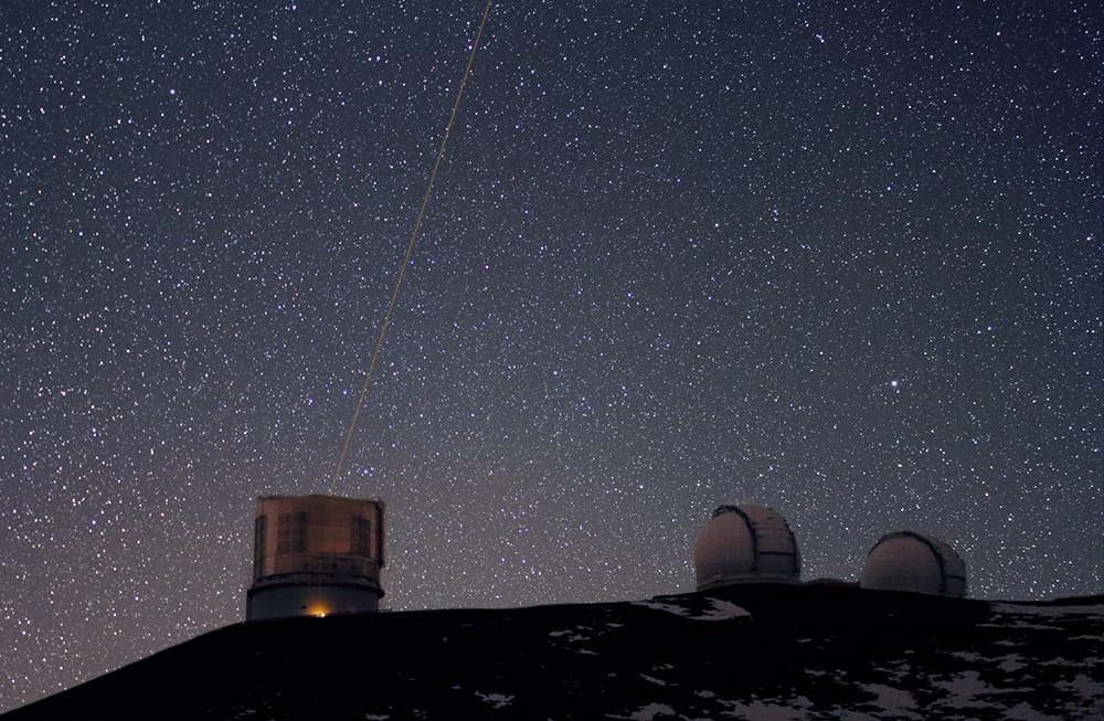 Sternwarten auf dem Mauna Kea. Rechts die beiden 10 Meter Keck-Teleskope.