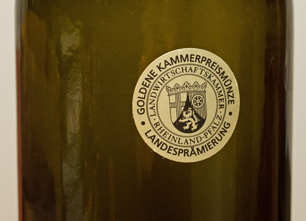 Die Goldene Kammerpreismünze der Landwirtschaftskammer Rheinland-Pfalz klebt auch auf vielen Supermarktweinen. Die Kriterien sind für jedermann einsehbar, doch sie sind regional geprägt und haben nicht das Niveau der Top-Bewertungen von Parker, Gabriel oder Robinson.