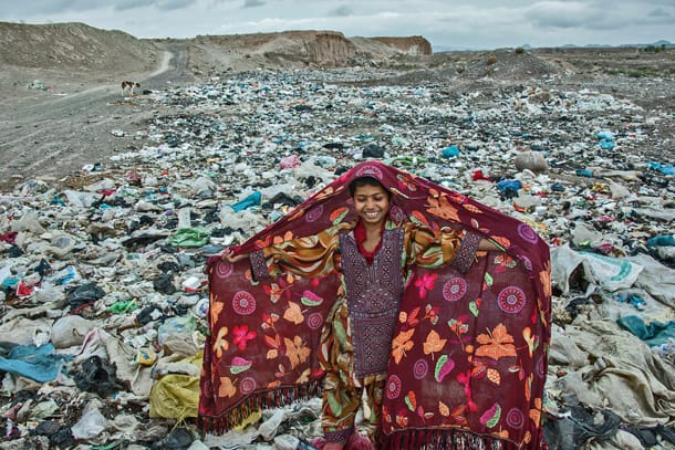 Vom iranischen Fotografen Ariz Ghaderi stammt das Siegerfoto des internationalen Foto-Wettbewerbs "Unicef-Foto des Jahres 2016". Es zeigt ein Mädchen auf einer Müllhalde in der Provinz Khorasan Razavi im Iran.