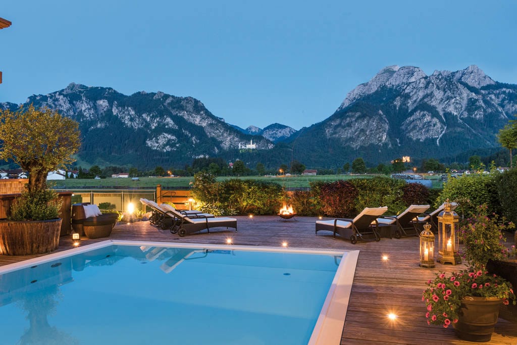Idyllisch liegt das 4-Sterne-Superior-Hotel "Das Rübezahl" am Fuße der Allgäuer Alpen. Das familiengeführte, romantische Haus gibt nicht nur den Blick auf eine tolle Berglandschaft frei, sondern auch auf die Märchenschlösser Neuschwanstein und Hohenschwangau.