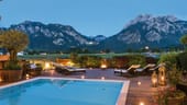 Idyllisch liegt das 4-Sterne-Superior-Hotel "Das Rübezahl" am Fuße der Allgäuer Alpen. Das familiengeführte, romantische Haus gibt nicht nur den Blick auf eine tolle Berglandschaft frei, sondern auch auf die Märchenschlösser Neuschwanstein und Hohenschwangau.