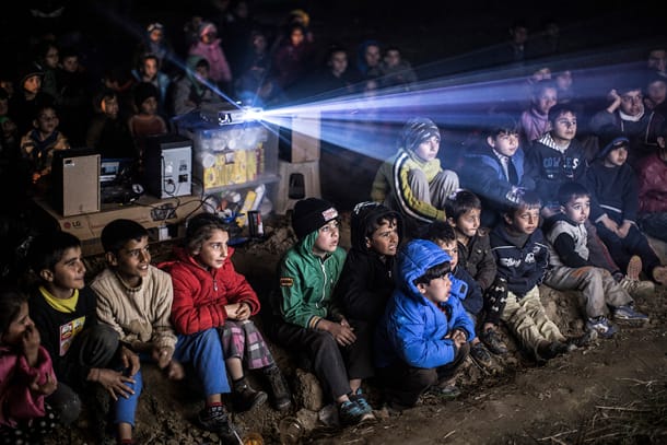 Kinder schauen sich in einem Flüchtlingslager in Idomeni an der griechisch-mazedonischen Grenze einen Film an. Für dieses Foto bekam der palästinensische Fotograf Ali Nouraldin den zweiten Platz.