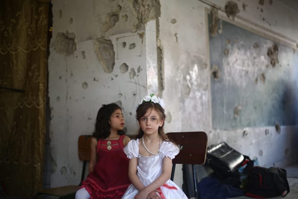 "Unicef-Foto des Jahres 2016": Platz drei gewann der syrische Fotograf Mohammed Badra mit diesem Foto von zwei Mädchen in einem Klassenzimmer mit Einschusslöchern.