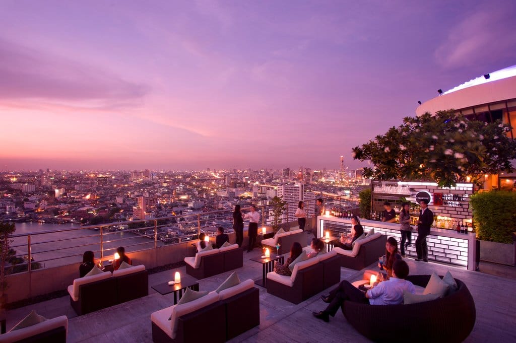 Die Aussicht von der Dachterrasse des 5-Sterne-Hotels "Millenium Hilton Bangkok" ist ohne Frage spektakulär: Mit einem kühlen Getränk in der Hand können Urlauber von der Roof-Top-Bar im 31. Stockwerk aus den Blick über Thailands Hauptstadt schweifen lassen.
