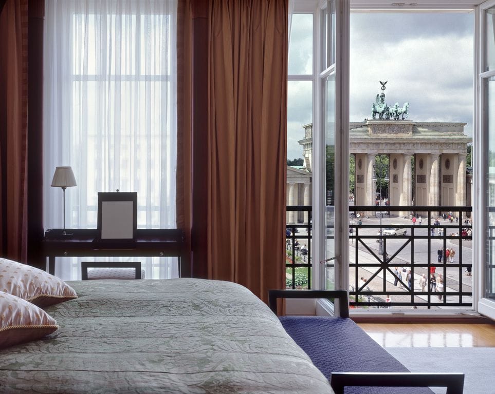 Im Herzen von Berlin, direkt am Pariser Platz gelegen, verkörpert das "Hotel Adlon Kempinski" seit jeher Luxus, Stil und eine Eleganz der Extraklasse. Wer hier residiert, hat freie Sicht auf das Brandenburger Tor.