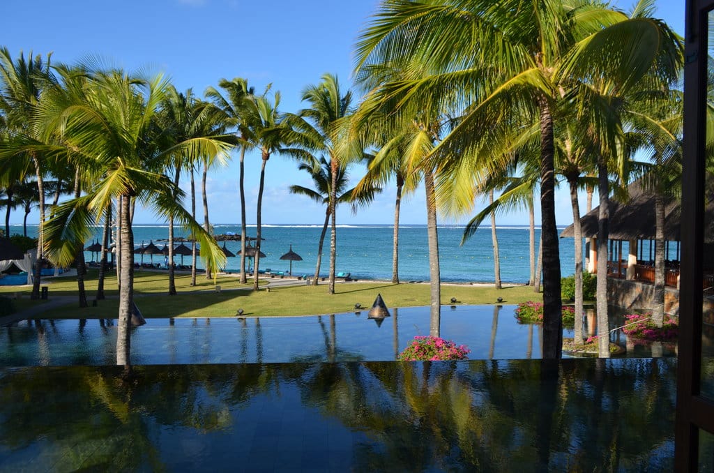 In der 5-Sterne-Anlage "Constance Belle Mare Plage" an der Ostküste der Insel Mauritius erwartet Urlauber ein wahres Postkartenidyll mit paradiesischer Aussicht.