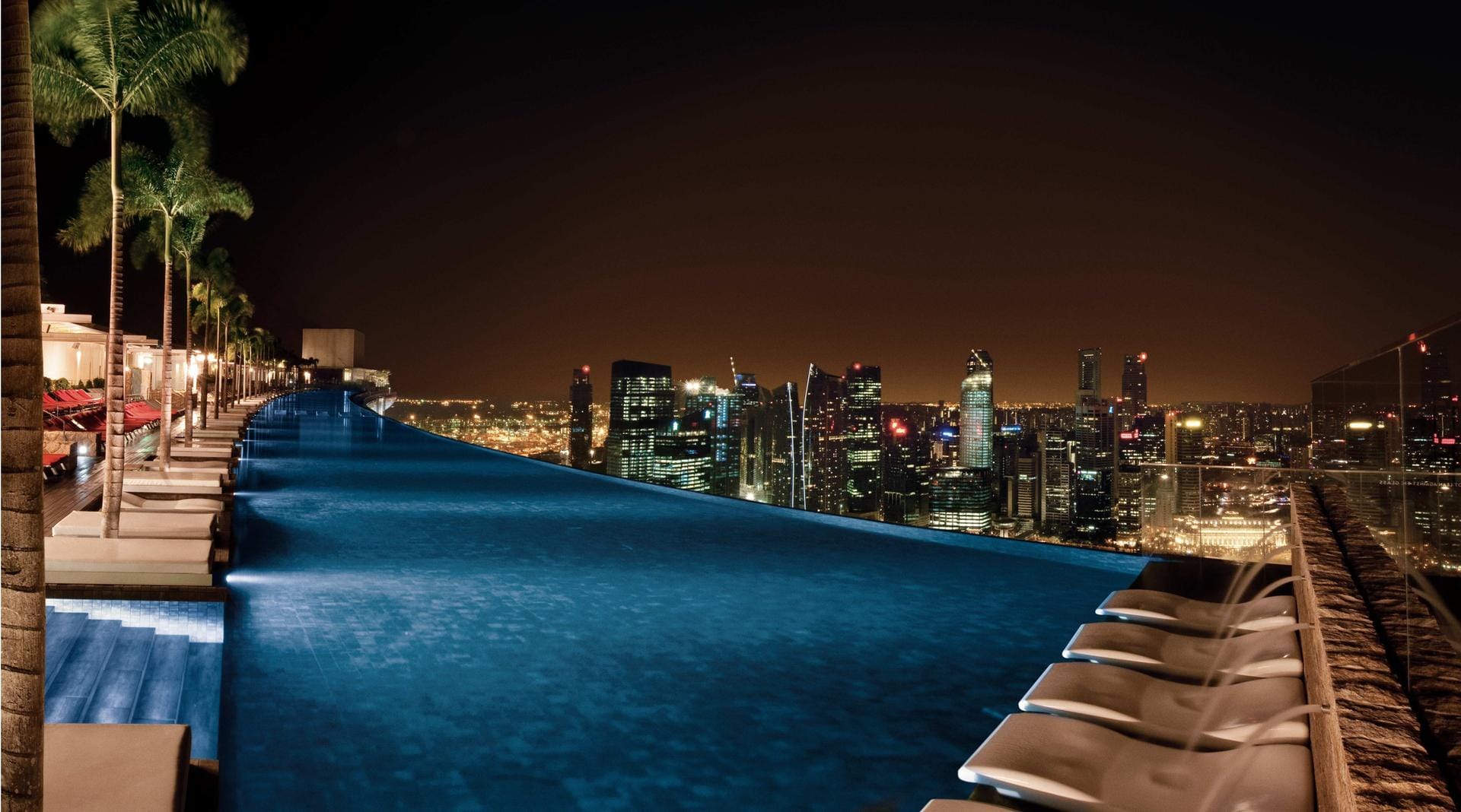 Im höchsten Infinity Pool der Welt können Gäste des "Marina Bay Sands" den besten Blick auf Singapur und die Marina Bay genießen.