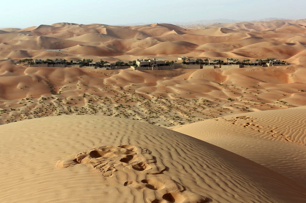 Nichts als Sand sieht, wer im "Anantara Qasr Al Sarab Desert Resort" in der Liwa-Wüste eincheckt. Scheinbar endlos erstrecken sich im Emirat Abu Dhabi die Dünen einer der größten zusammenhängenden Sandwüsten der weltweit.