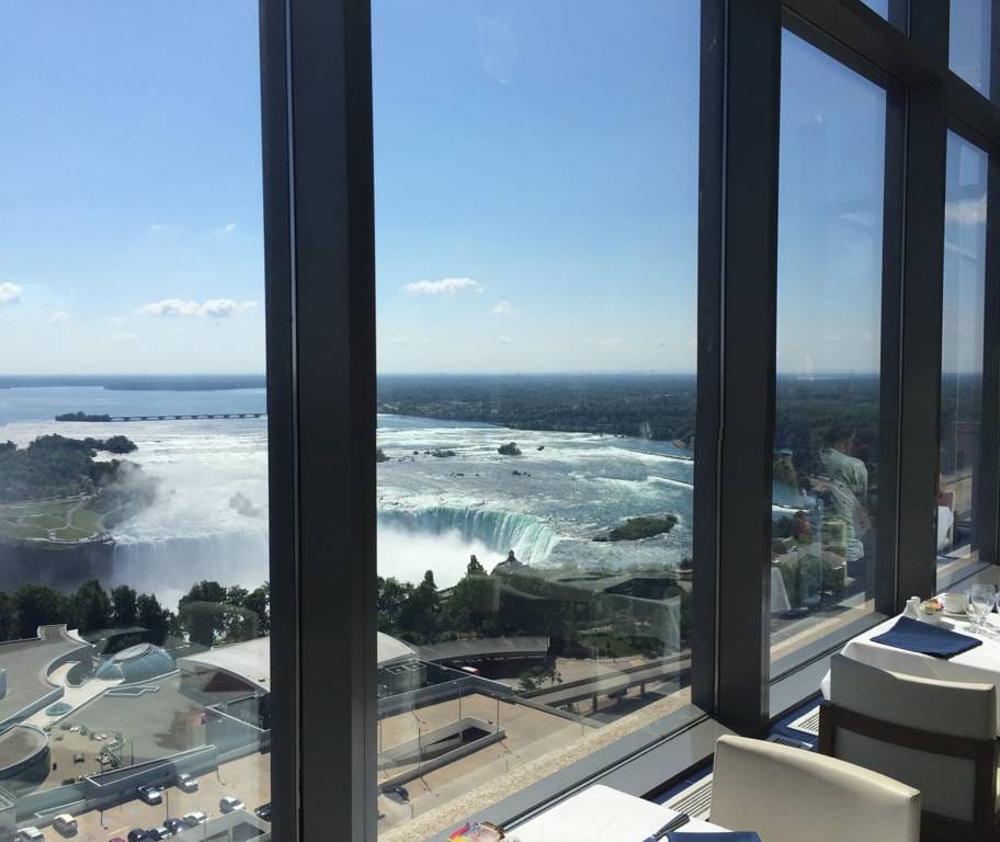 Gäste des "Hilton Niagara Falls/Fallsview Hotel and Suites" in der kanadischen Provinz Ontario genießen einen ganz privaten Blick auf die legendären Wasserfälle.