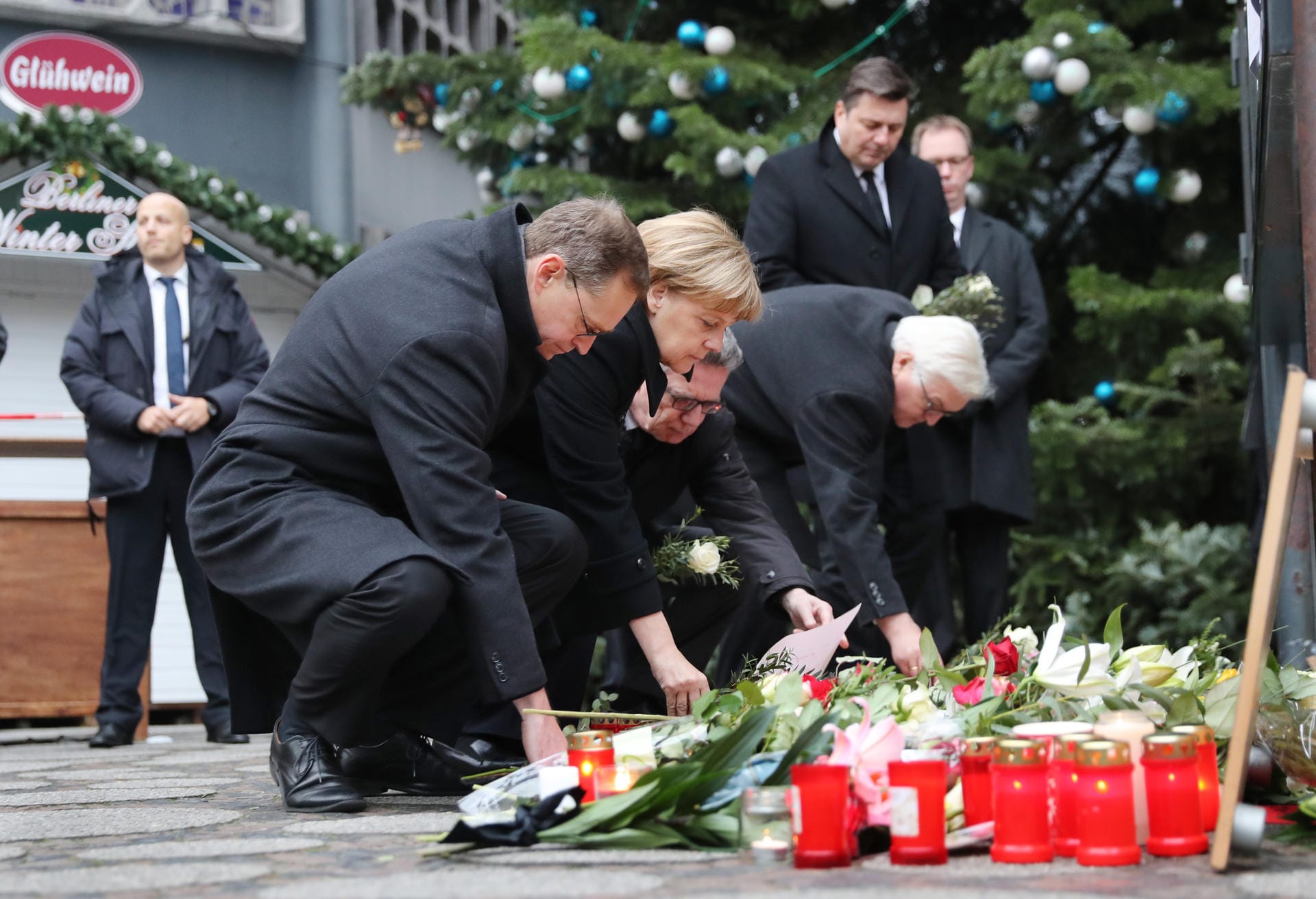Wenig später besuchten Bundeskanzlerin Angela Merkel, Innenminister Thomas de Maizière, Außenminister Frank-Walter Steinmeier und Berlins Regierender Bürgermeister Michael Müller den Anschlagsort und gedachten der Opfer.