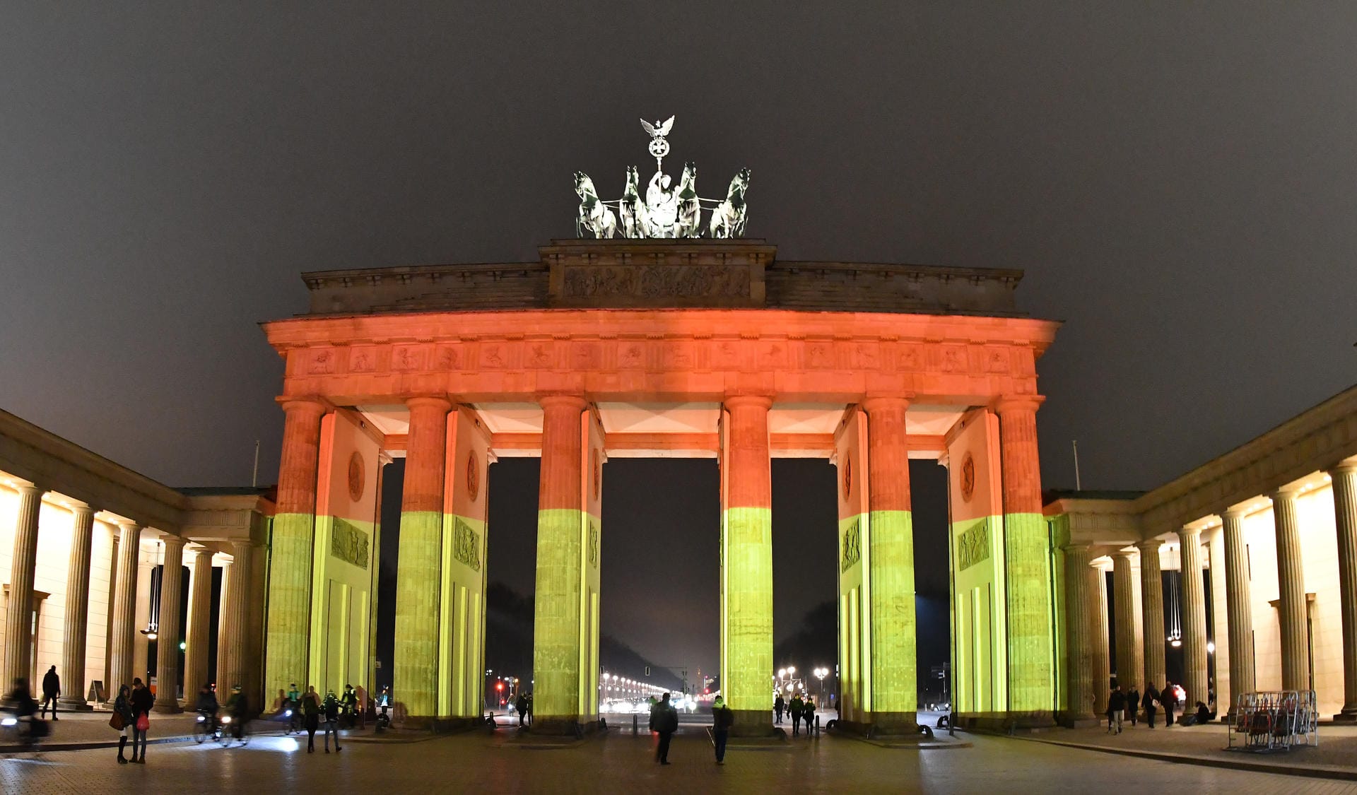 Am Abend leuchtete dann das Brandenburger Tor in den deutschen Nationalfarben.