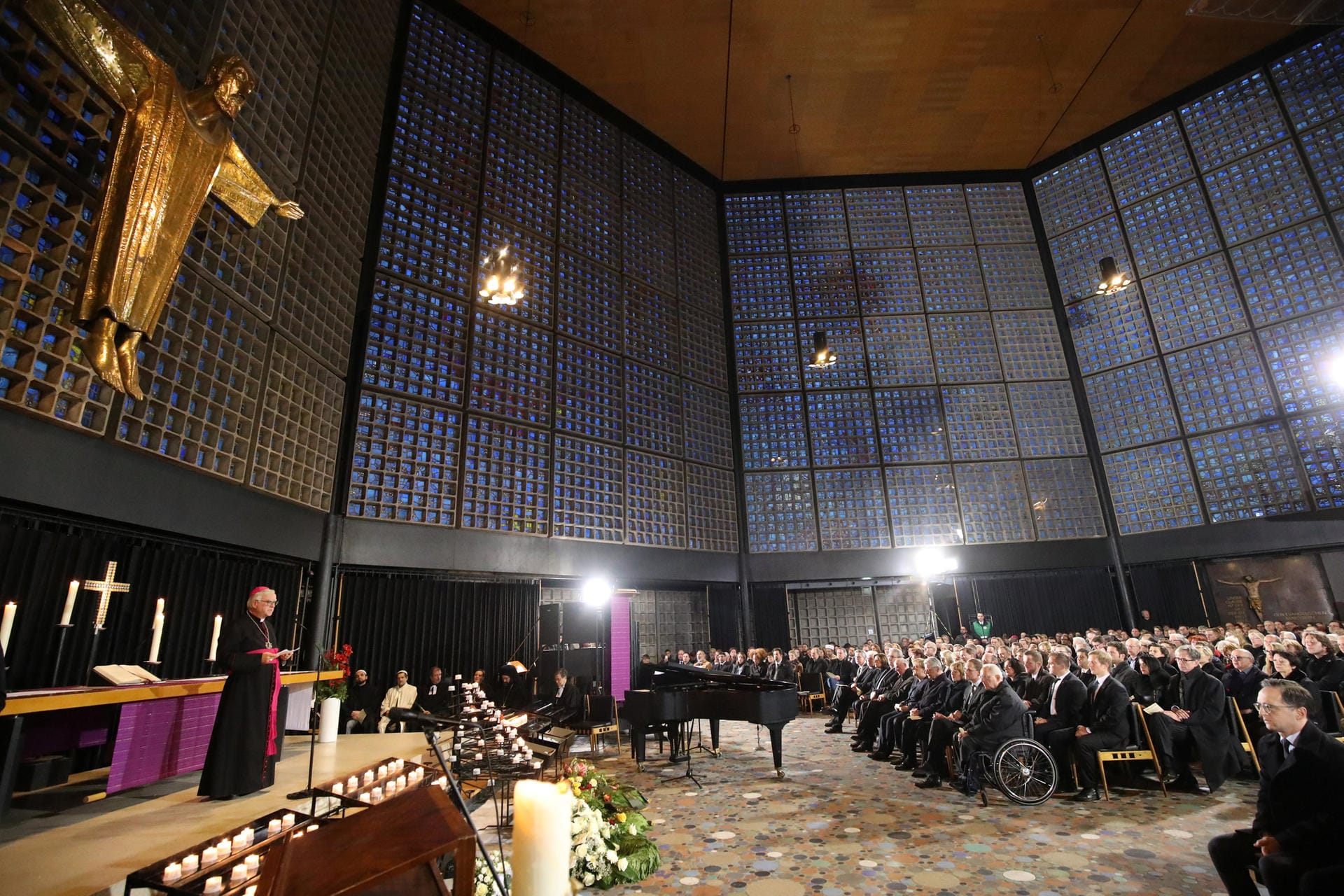 Der Berliner Erzbischof Heiner Koch feierte einen Gedenkgottesdienst für die Opfer in der Gedächtniskirche.