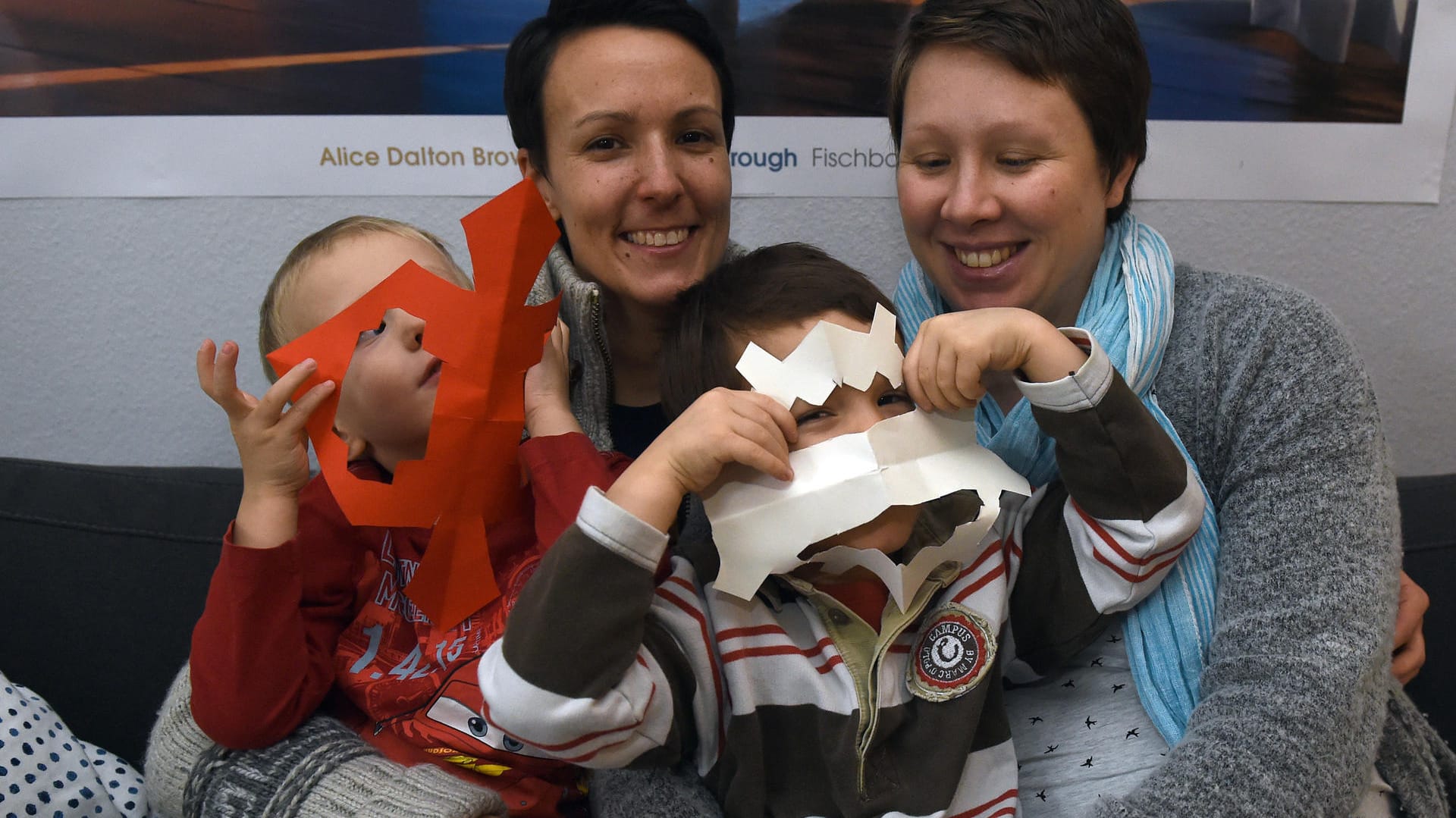 Regenbogenfamilie: Saskia (l) und die schwangere Tina S. spielen mit ihren Zwillingen im Kinderzimmer. Das homosexuelle Paar hat schon zwei Kinder und erwartet und nun das Dritte.