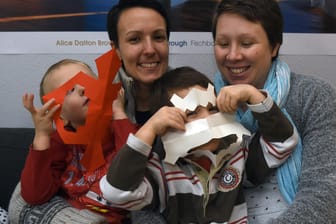 Regenbogenfamilie: Saskia (l) und die schwangere Tina S. spielen mit ihren Zwillingen im Kinderzimmer. Das homosexuelle Paar hat schon zwei Kinder und erwartet und nun das Dritte.