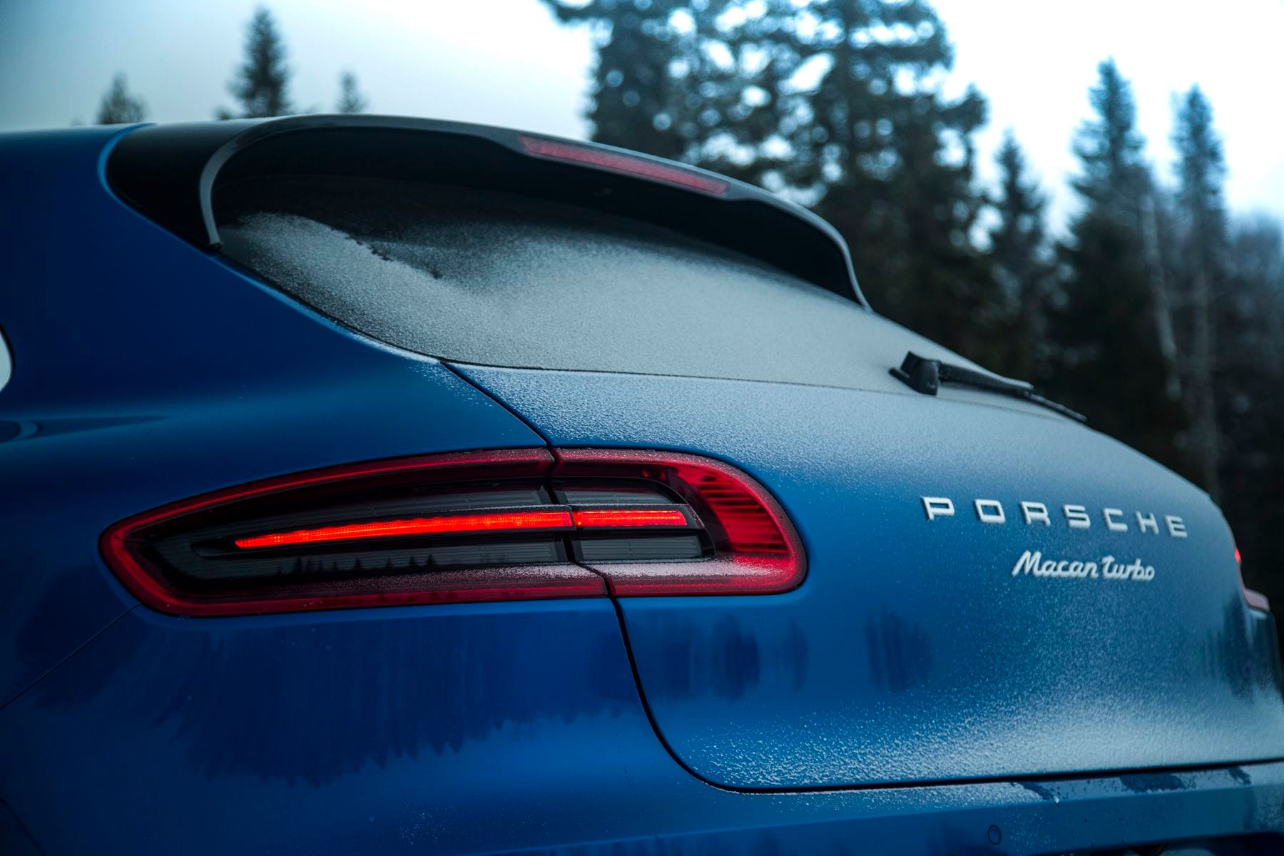 Für den Porsche Macan Turbo mit Performance-Paket verlangt Porsche einen Aufpreis von 7390 Euro. Der Bolide ist mit 91.143 Euro der teuerste und stärkste Macan.