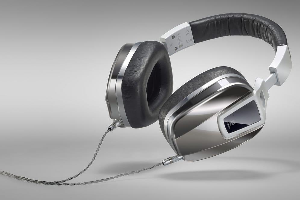 Audiophiler Luxuskopfhörer im Design für Männer: Der Ultrasone Edition 8 EX für rund 1800 Euro punktet mit feinstem Klang und lässiger Gestaltung. Im mitgelieferten Alukoffer lässt er sich gut auf Reisen mitnehmen.