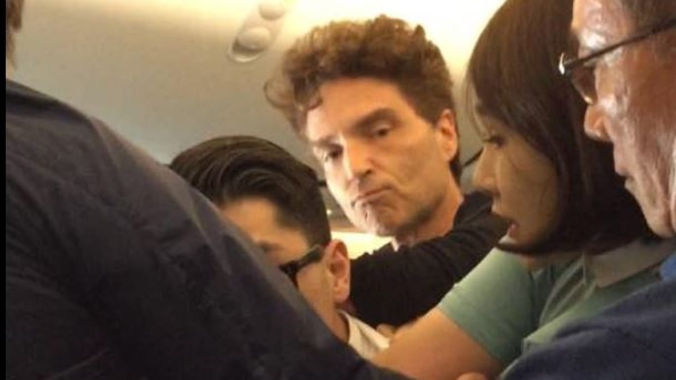 Auf einem Flug von Vietnam nach Korea stürzte sich Sänger Richard Marx in ein Handgemenge.