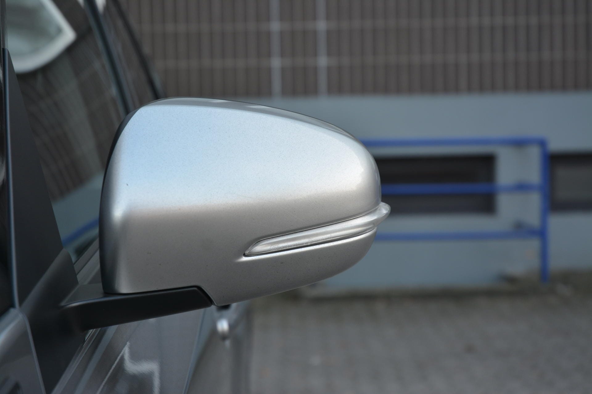 Gar nicht blass kommt der Suzuki Vitara rüber - hier die in Wagenfarbe lackierten Außenspiegelgehäuse.