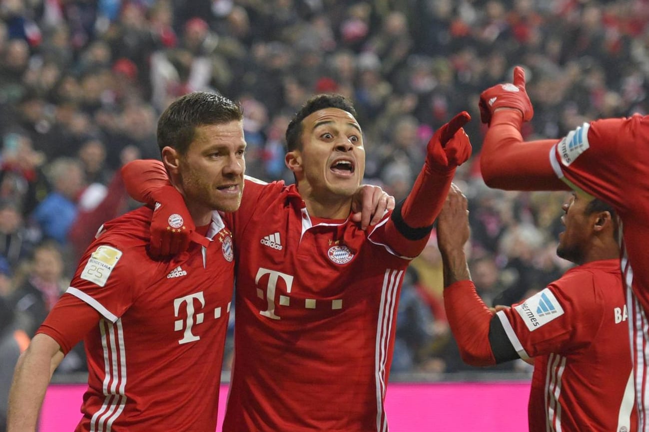 Torschützen unter sich: Bayerns Xabi Alonso (li.) und Teamkollege Thiago Alcantara.