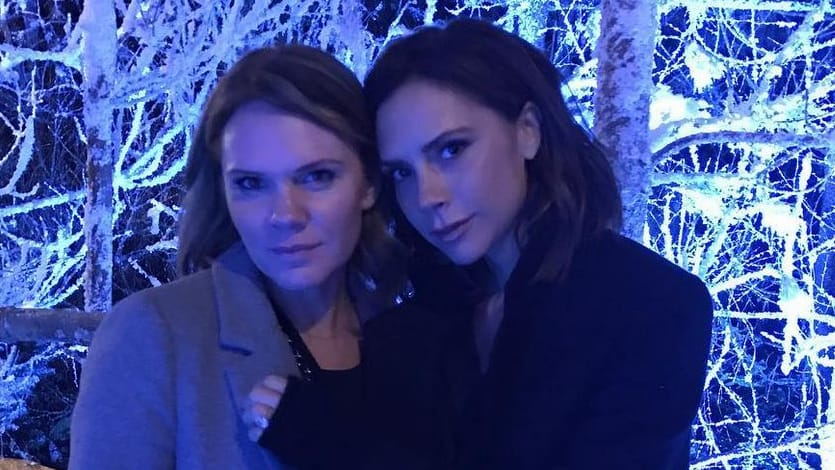Victoria Beckham (r.) mit ihrer Schwester Louise Adams.
