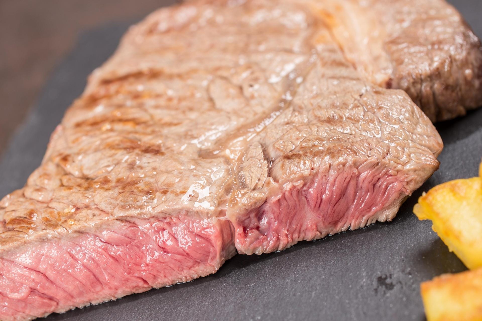 So ist es richtig: Dry Aged Beef wird am besten rare medium mit knackig-gebräunter Oberfläche und saftig-rotem Inneren gegessen. Zum Würzen bestes Salz und feiner Pfeffer – mehr ist nicht nötig.