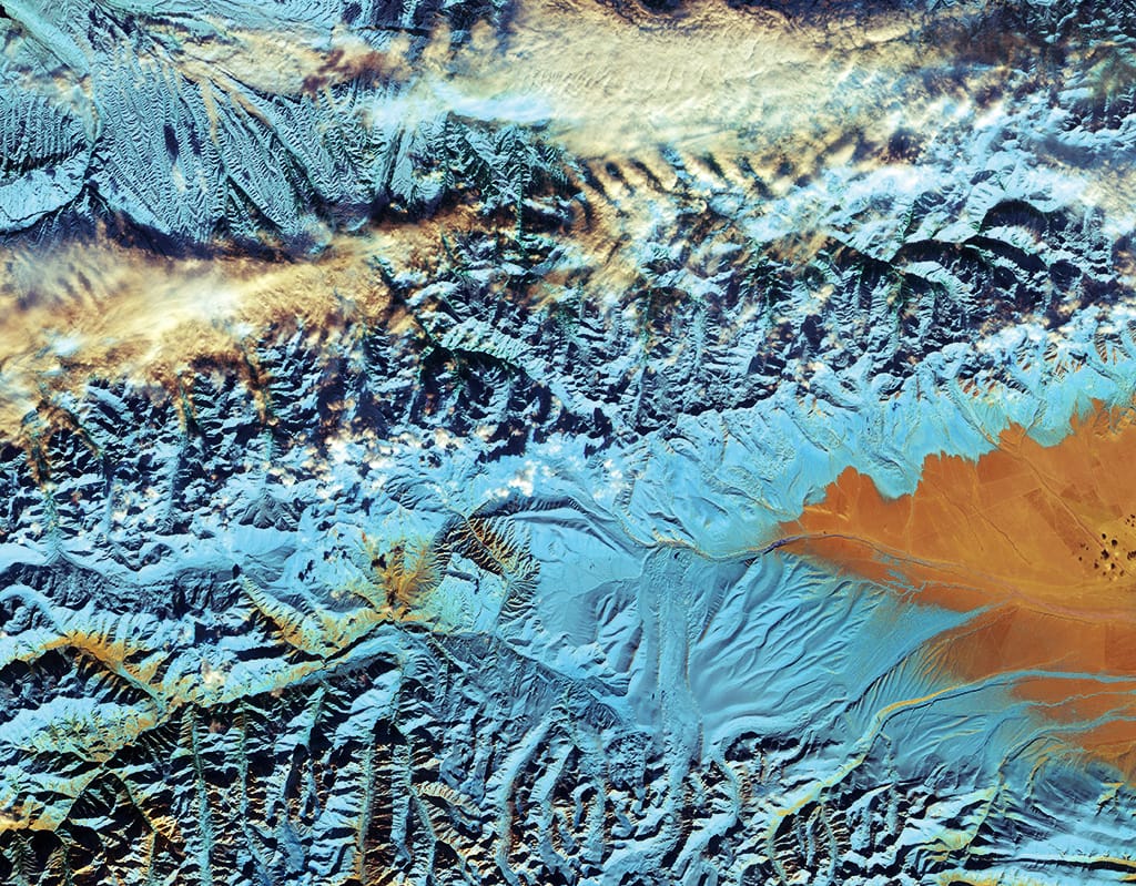 Schmelzende Gletscher in China. Das Falschfarben-Satellitenbild zeigen einen Teil des Tian-Shan-Gebirges nahe der Grenze zu Kasachstan und Kirgisistan.