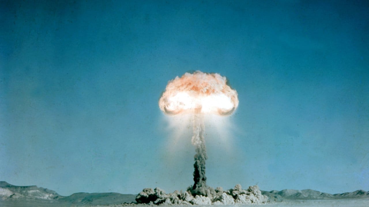 Atompilz nach einem Atombombentest in der Wüste von Nevada im Jahr. Atompilz nach einem Atombombentest in der Wüste von Nevada im Jahr.
