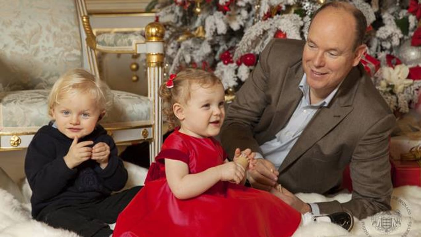 Die Fürstenfamilie in Monaco zaubert sich weiße Weihnacht mit Kunstschnee und Kuschelfell.