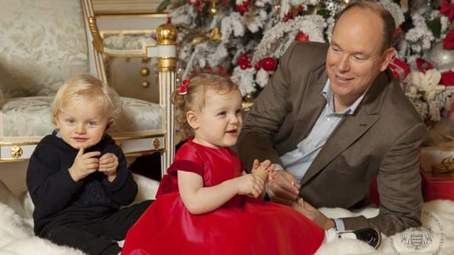 Die Fürstenfamilie in Monaco zaubert sich weiße Weihnacht mit Kunstschnee und Kuschelfell.