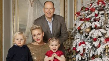 Der kleine Prinz in Turnschuhen mag's sportlich elegant wie der Papa, die Damen strahlen in weihnachtlichem Gold und Rot.