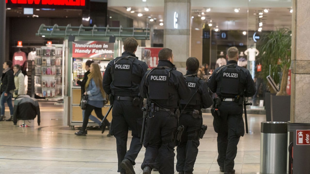 Einheiten der Polizei in Oberhausen während eines Einsatzes im Einkaufszentrum Centro. Einheiten der Polizei in Oberhausen während eines Einsatzes im Einkaufszentrum Centro.