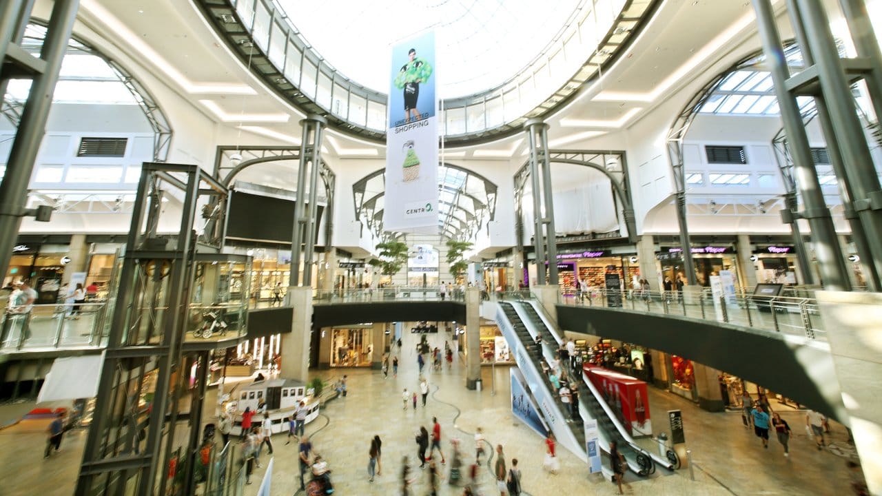 Kauflustige im Einkaufscenter "Centro" in Oberhausen. Kauflustige im Einkaufscenter "Centro" in Oberhausen.