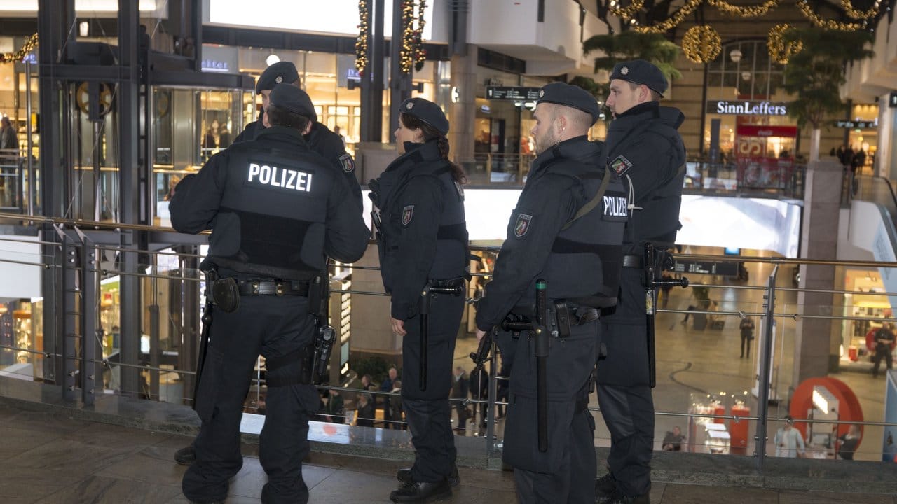 Spezialeinheiten haben zwei Männer wegen der möglichen Vorbereitung eines Anschlags auf das Einkaufszentrum festgenommen. Spezialeinheiten haben zwei Männer wegen der möglichen Vorbereitung eines Anschlags auf das Einkaufszentrum festgenommen.