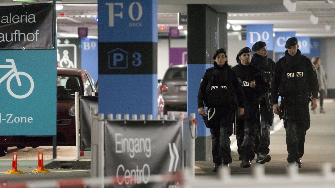 Einheiten der Polizei gehen eines Einsatzes durch das Parkhaus des Einkaufszentrums Centro. Einheiten der Polizei gehen eines Einsatzes durch das Parkhaus des Einkaufszentrums Centro.