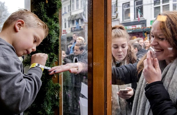 Tijn sitzt im Glashaus des niederländischen Radiosenders 3FM und Passanten strecken ihm durch eine Öffnung die Hände hin. Der todkranke Junge lackiert Nägel für einen guten Zweck.