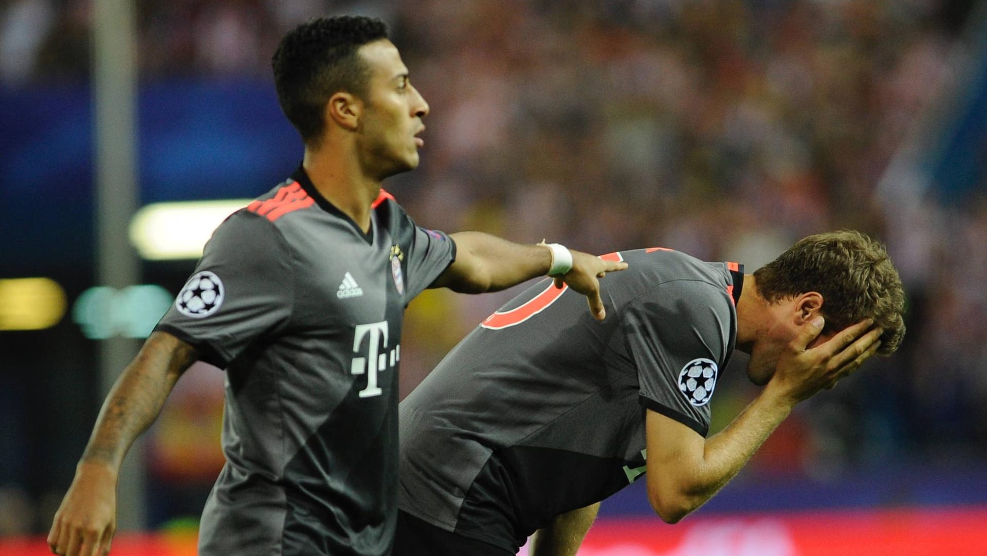 Bild mit Symbolcharakter: Thiago tröstet Bayern-Unglücksrabe Thomas Müller. Bild mit Symbolcharakter: Thiago tröstet Bayern-Unglücksrabe Thomas Müller.