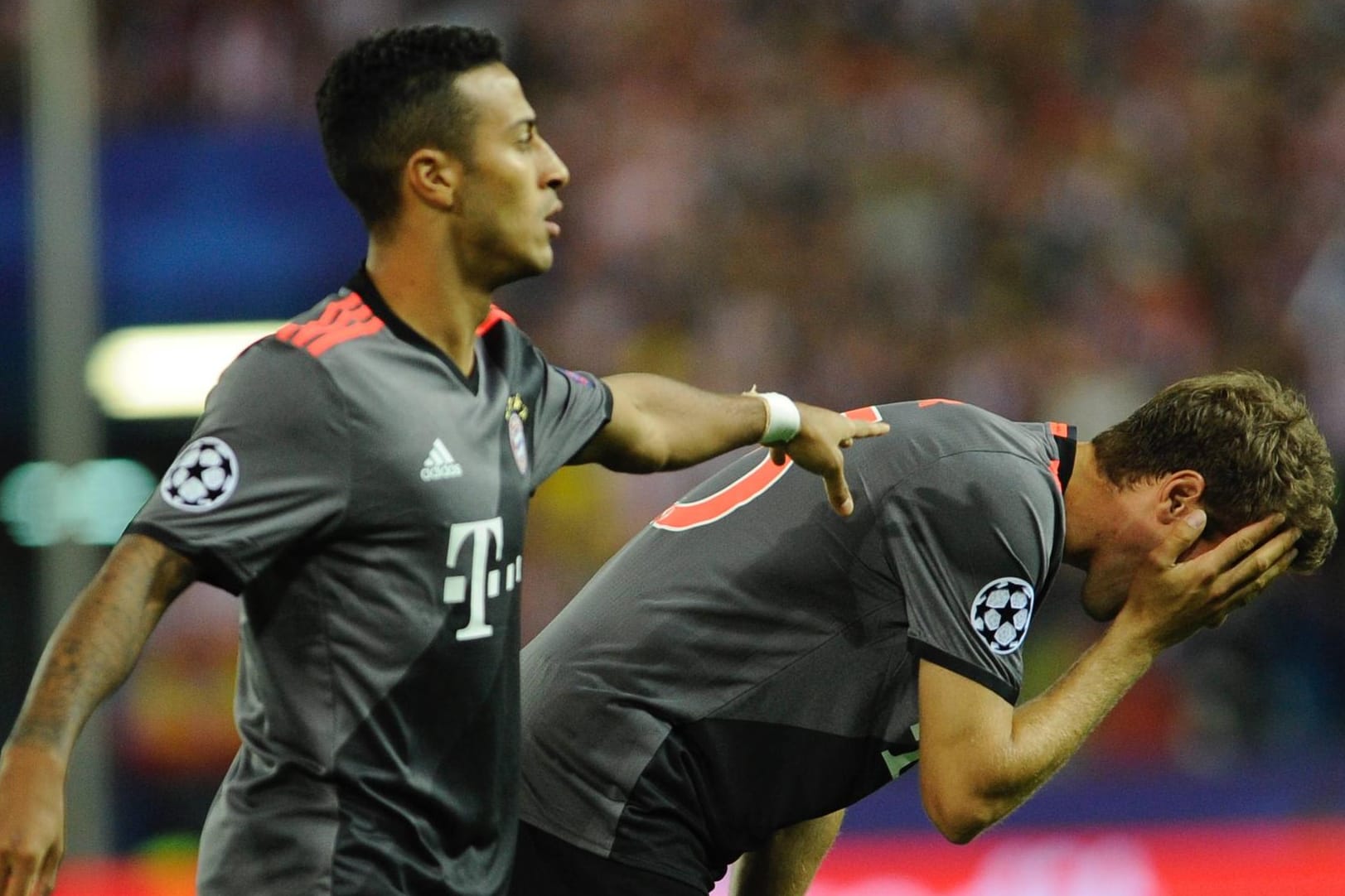 Bild mit Symbolcharakter: Thiago tröstet Bayern-Unglücksrabe Thomas Müller.