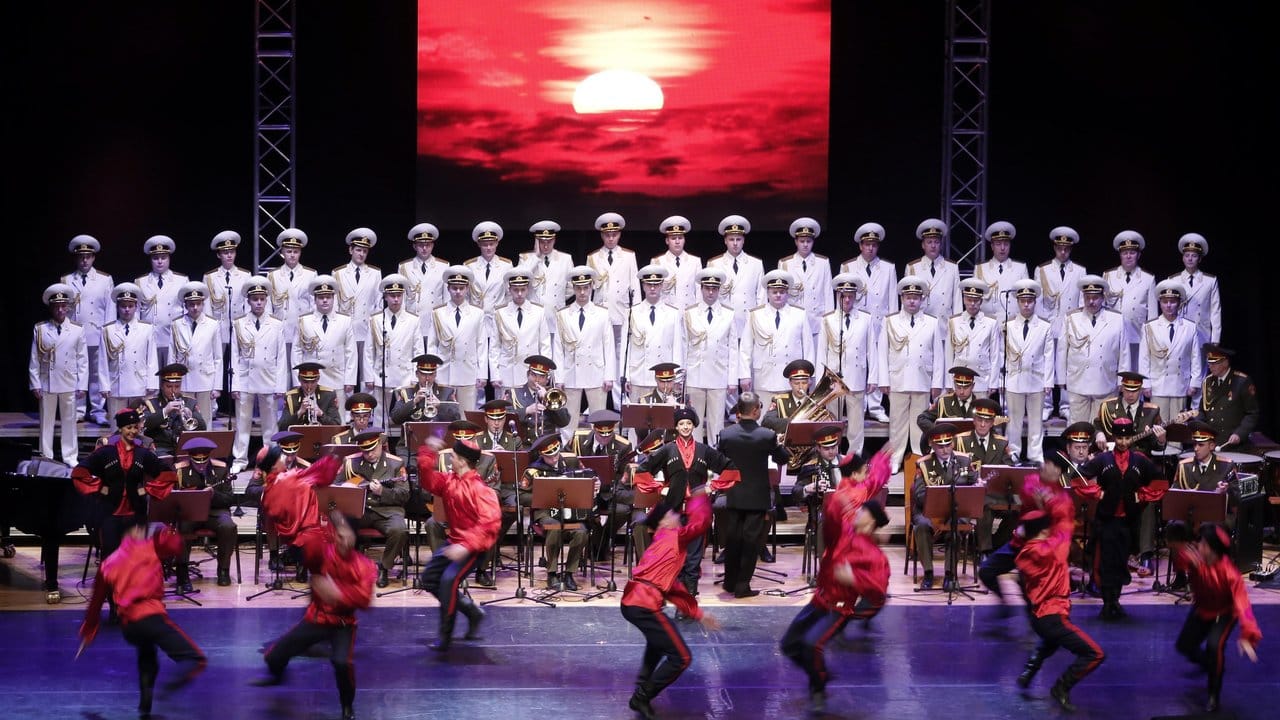 Der russische Alexandrow-Armeechor, aufgenommen bei einem Auftritt in Istanbul. Der russische Alexandrow-Armeechor, aufgenommen bei einem Auftritt in Istanbul.