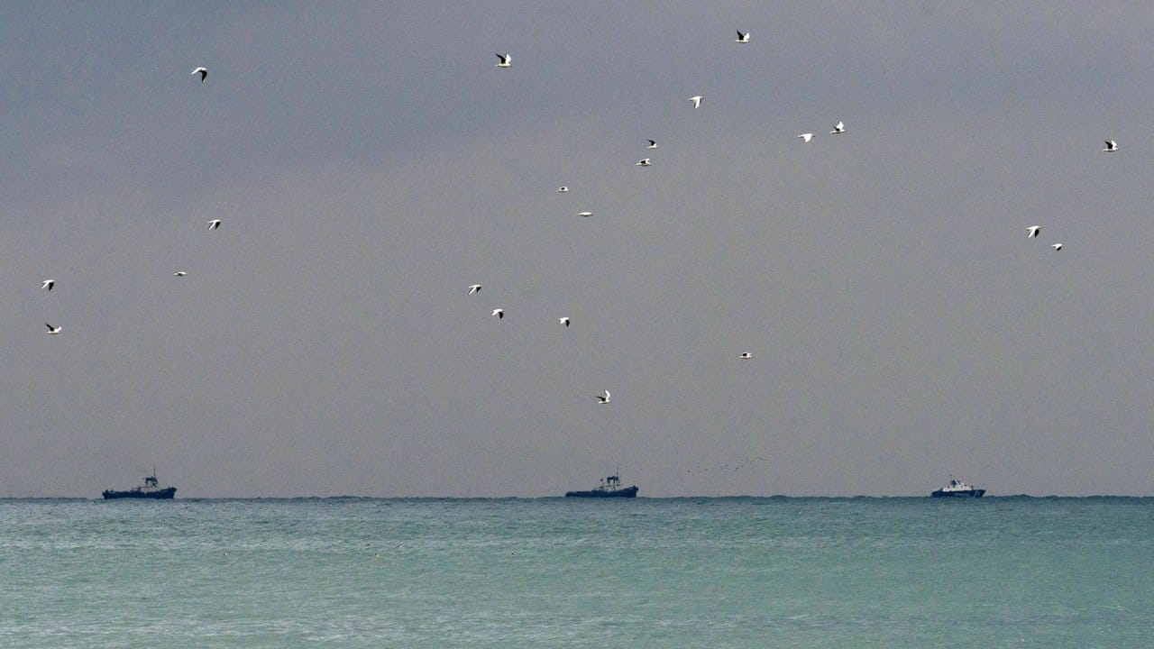 Nach dem Flugzeugunglück suchen Rettungsboote nach den Vermissten. Nach dem Flugzeugunglück suchen Rettungsboote nach den Vermissten.