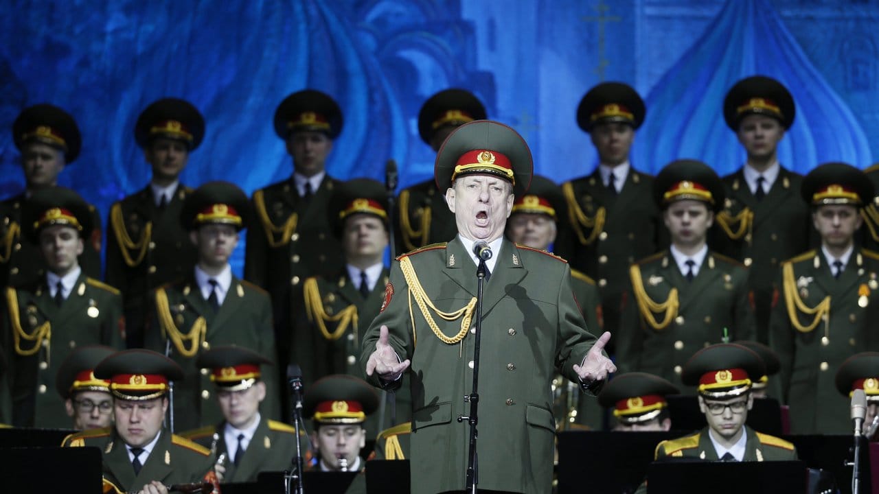 Solist Wladislaw Golikow und das Alexandrow-Ensemble bei einem Auftritt in Moskau. Solist Wladislaw Golikow und das Alexandrow-Ensemble bei einem Auftritt in Moskau.