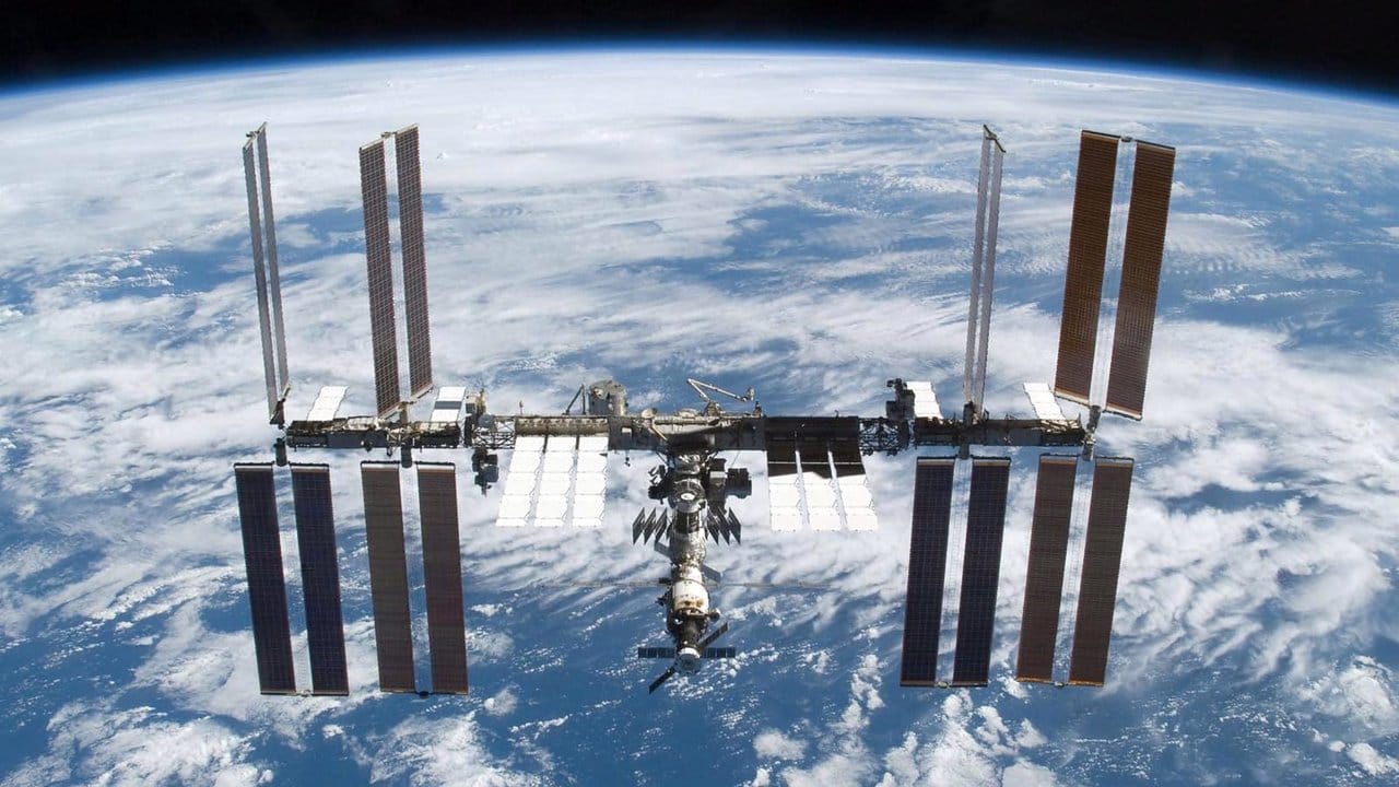 Gleich 15 Mal überquert die Internationale Raumstation (ISS) in der Silvesternacht die Datumsgrenze - für die Besatzung heißt es aber meist nur dreimal "Prost Neujahr".
