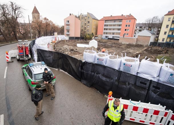 Die Fundstelle der Bombe an der Jakoberwallstraße in Augsburg ist mit Sandsäcken abgesichert.
