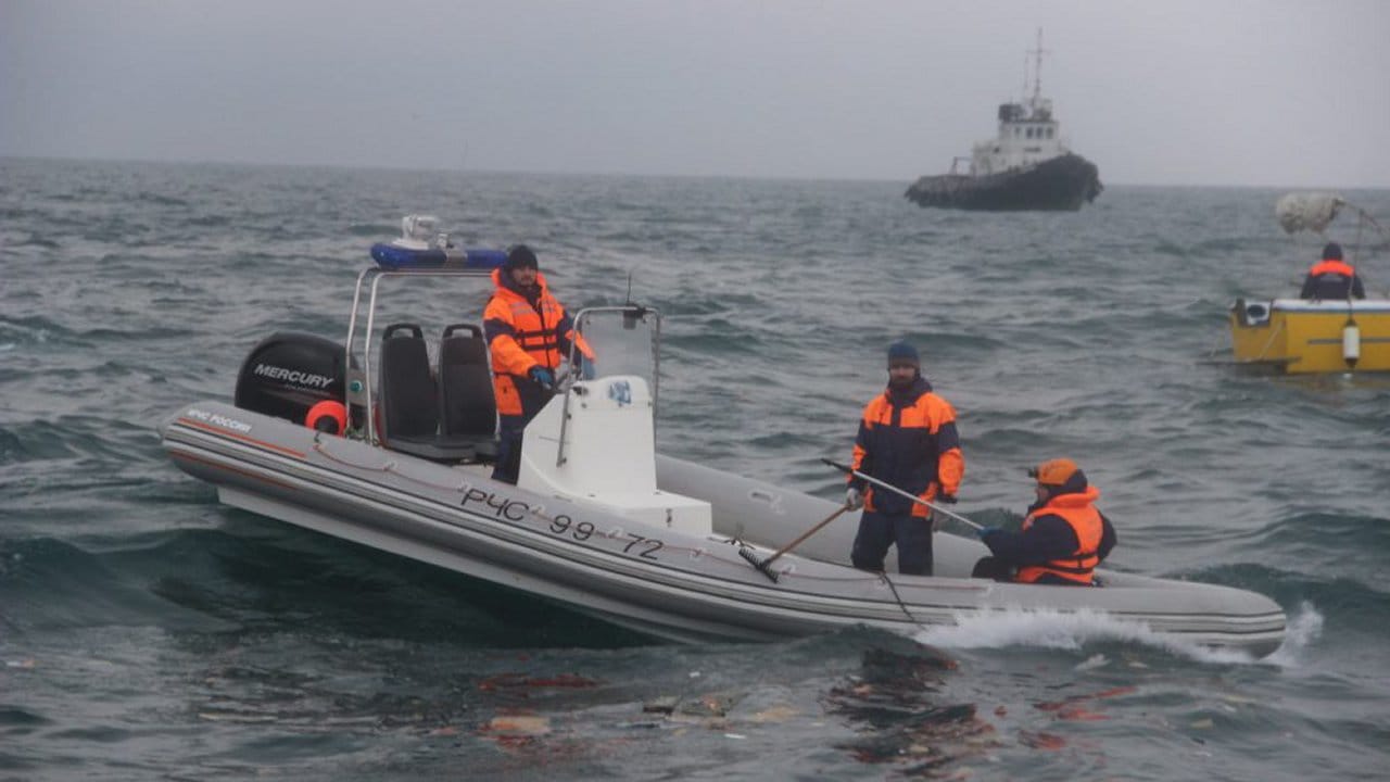 Suche nach Opfern und Wrackteilen: An Bord der Tupolew Tu-154 hat wohl niemand überlebt. Suche nach Opfern und Wrackteilen: An Bord der Tupolew Tu-154 hat wohl niemand überlebt.