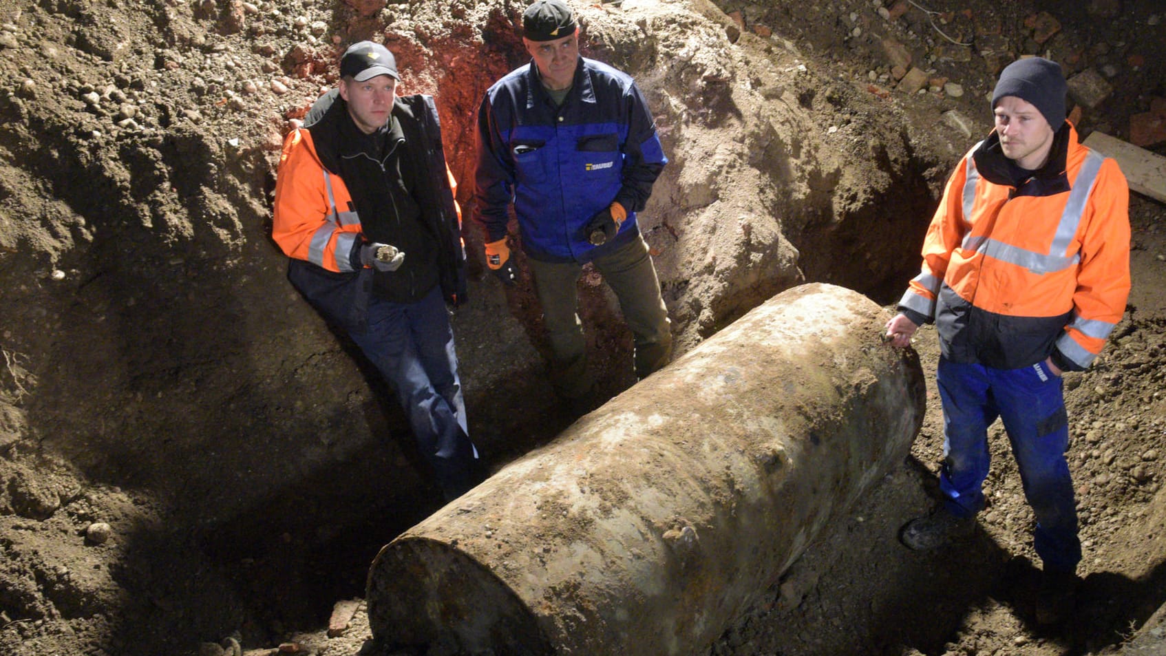 Geglückte Entschärfung: die Sprengmeister neben der Fliegerbombe aus dem Zweiten Weltkrieg.