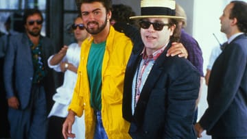 George Michael mit seinem engen Freund Elton John Backstage beim Live Aid Konzert 1985 im Wembley-Stadion.