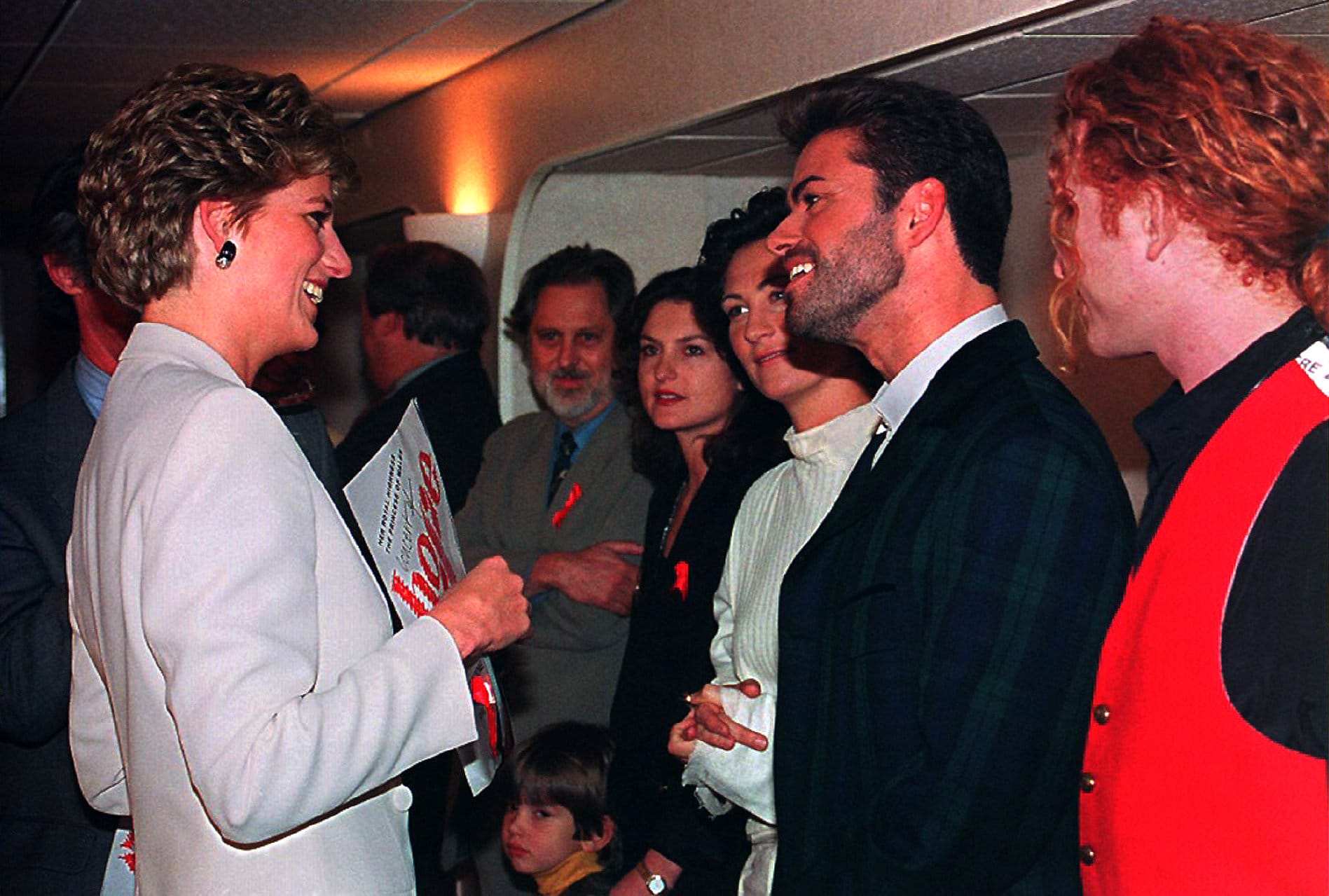 George Michael trifft Lady Diana am Welt-AIDS-Tag (1. Dezember 1993). Beide soll eine "echte Freundschaft" verbunden haben.
