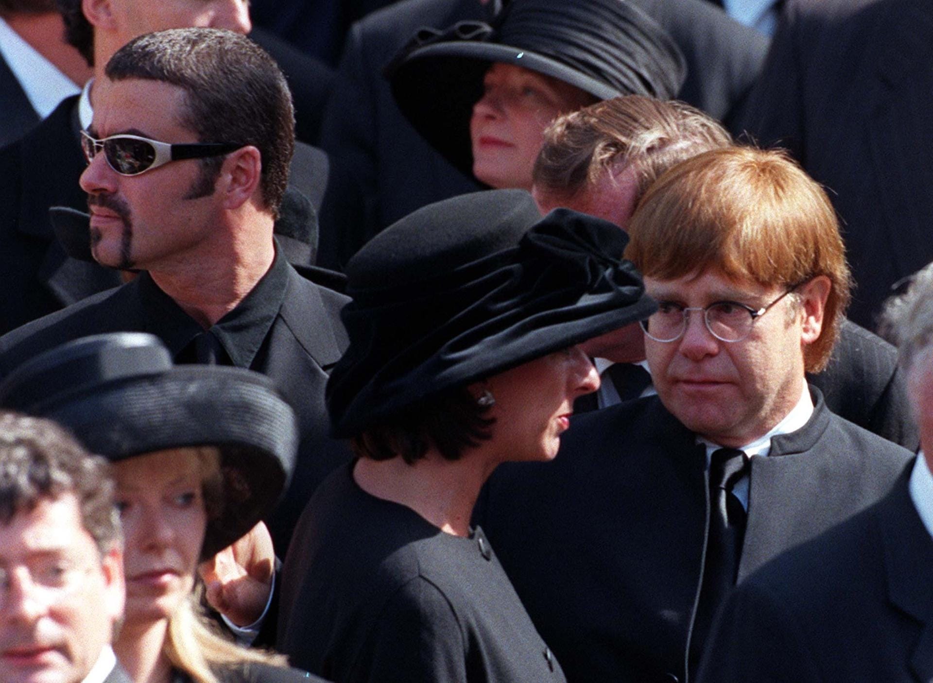 Gemeinsam mit Elton John besucht George Michael am 6. September 1997 die Trauerfeier in der Westminster Abbey zum Tode von Prinzessin Diana.